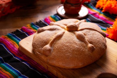 Pan de Muerto. Ölü sezonunda tüketilen tipik Meksika tatlı ekmeği. Ölülerin bayramında sunakların ve sunakların ana unsurlarından biridir..