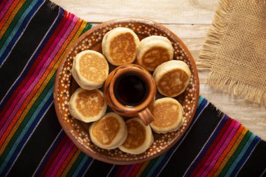 Gorditas de Nata. Kremalı Gorditas, Meksika sokak kurabiyeleri, buğday unu, krema, şeker ve tarçınla yapılan kolay bir tariftir. Tatlı olarak yenen krep şeklinde tatlı ekmek..