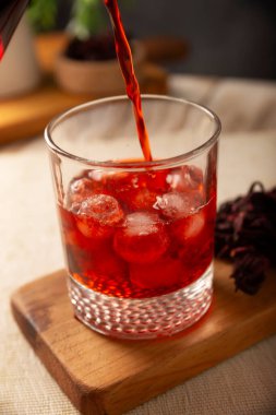 Hibiscus soğutucusu. Meksika 'da, Agua de Jamaica olarak bilinen, birden fazla sağlık yararına sahip olduğu söylenen amber çiçeğinden (Hibiscus sabdariffa) yapılan bir infüzyon. Sıcak ya da soğuk tadını çıkarabilir..