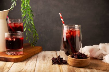 Hibiscus soğutucusu. Meksika 'da, Agua de Jamaica olarak bilinen, birden fazla sağlık yararına sahip olduğu söylenen amber çiçeğinden (Hibiscus sabdariffa) yapılan bir infüzyon. Sıcak ya da soğuk tadını çıkarabilir..