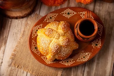 Pan de Muerto. Ölü sezonunda tüketilen tipik Meksika tatlı ekmeği. Ölülerin bayramında sunakların ve sunakların ana unsurlarından biridir..