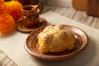 Pan de Muerto. Ölü sezonunda tüketilen tipik Meksika tatlı ekmeği. Ölülerin bayramında sunakların ve sunakların ana unsurlarından biridir..