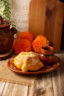Pan de Muerto. Ölü sezonunda tüketilen tipik Meksika tatlı ekmeği. Ölülerin bayramında sunakların ve sunakların ana unsurlarından biridir..