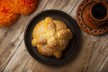 Pan de Muerto. Ölü sezonunda tüketilen tipik Meksika tatlı ekmeği. Ölülerin bayramında sunakların ve sunakların ana unsurlarından biridir..