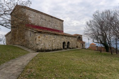 Gürcistan 'daki Nekresi manastırı binaları ve kiliseleri. Turuncu kiremitler, taş yollar