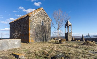 Georgia, Sabechisi köyünün eski kilise ve çan kulesi. Mezarlık ve mezar taşları.