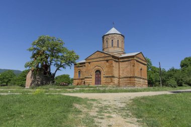 Michael Archangel Kilisesi ve Algeti köyünün çan kulesi kırmızı tuğladan yapılmıştır. Parlak mavi gökyüzü.