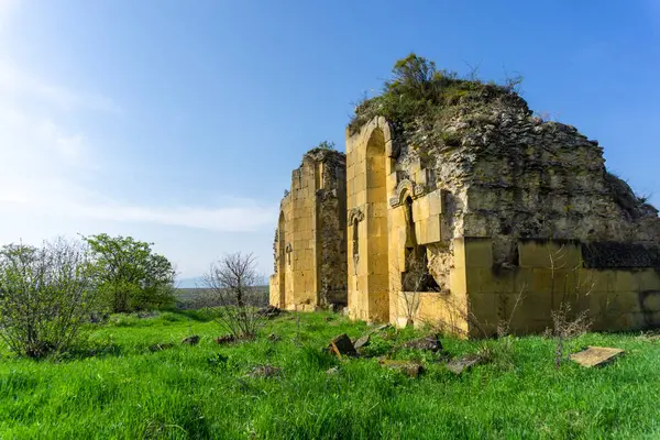 Eski bir kilisenin kalıntıları. Taş duvarlar, açık renkli kaplama. Kemerli geçitler. Samshvilde