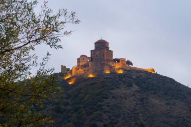 Tepedeki Jvari Manastırı sabahın erken saatlerinde sıcak ışıkla aydınlandı.