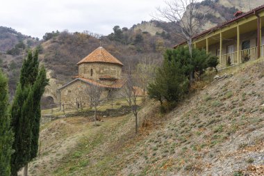 Kilise ve keşişlerin evi. Shio-mgvime Manastırı.