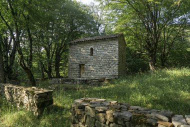 Cheremi köyünün St. Barbare kilisesi aydınlık taştan yapılmıştır ve ormanda bulunur.