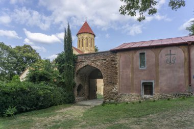 Betania Manastırı 'nın İsa' nın Doğumu Kilisesi. Manastıra giriş kapısı. Tuğla kemer, haçlı kilise kubbesi. Bulutlu parlak mavi gökyüzü