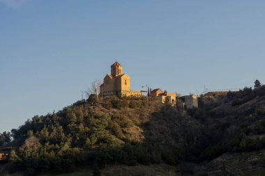 Tiflis, Gürcistan 'ın Narikala kalesinden Tabor Manastırı' nın akşam manzarası.
