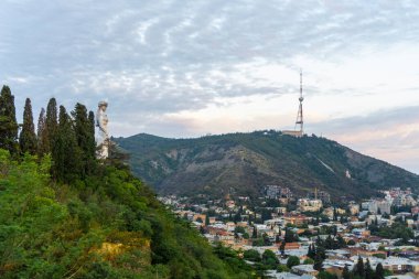 Tiflis TV Kulesi, Füniküler, Mtatsminda, Mama Daviti Kilisesi, Gürcistan Anıtı. Eski kasaba bölgesi