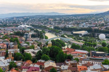 Barış Köprüsü, Mtkvari (Kura) nehri, Rike Müzik Tiyatrosu ve Sergi Merkezi, Devlet Sarayı, Kamu Hizmeti Salonu - Adalet Evi. Rike bölgesi.