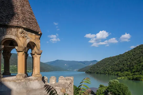 Jinvali Su Deposu ve Ananuri Kalesi 'nin bir kısmı. Georgia