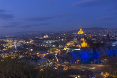 Gürcistan, Tiflis 'in Avlabari bölgesinin Narikala kalesinden gece görüşü. Metekhi Kilisesi ve Trinity Katedrali görülebilir.