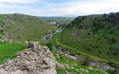 Kalenin megalitik duvarından köy, nehir ve kanyon manzarası. Ktsia, Avranlo, Gürcistan