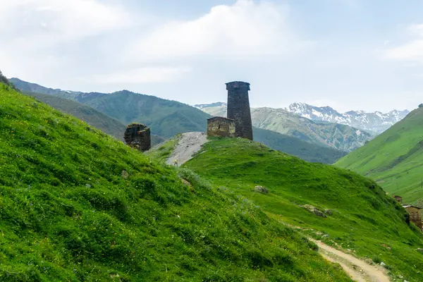 Tepedeki kule ve çarşı kilisesi. Dağ manzarası. Ushguli köyünün kale kuleleri..