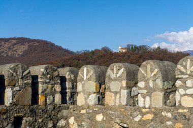 Tepedeki Tali Kalesi ve Bazilika kulesinin boşlukları. Sonbahar renkleri, parlak mavi gökyüzü