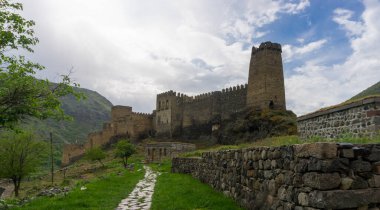 Antik Khertvisi takviye binası. Savunma kuleleri ve duvarları