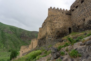 Antik Khertvisi takviye binası. Savunma kuleleri ve duvarları