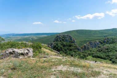 Büyük bir kayanın tepesindeki ortaçağ şatosunun kalıntıları. Taş duvarlar devamlıdır ve kayalarla birleştirilmiştir..