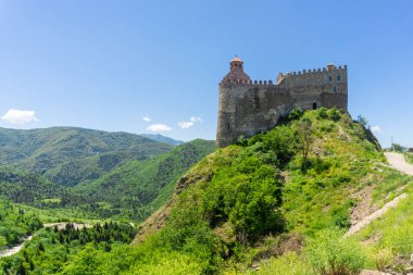 Tepedeki Dzama kalesi. Mavi gökyüzü ve arka planda dağlar