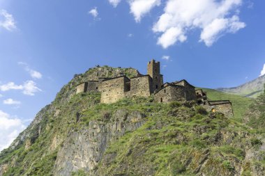 Kayadaki Ortaçağ köyü Mutso. Parlak gökyüzü ve arkaplanda bulutlar