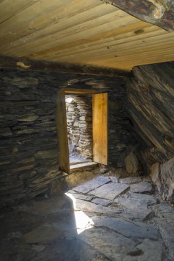Köy odalarından birinin içinde. Alçak kapı, ahşap kapı. Ortaçağ köyü Mutso..