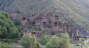 Sabahın erken saatlerinde ortaçağ köyü Shatili 'nin manzarası