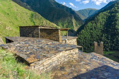 Ortaçağ köyü Mutso. Arkaplanda dağlar