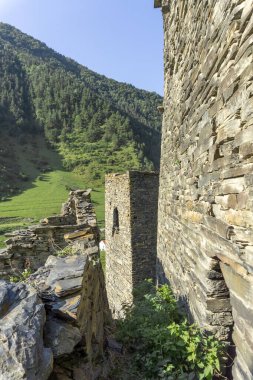Ortaçağ Şatosu 'nun taş duvarları ve kuleleri. Arkaplanda dağlar.