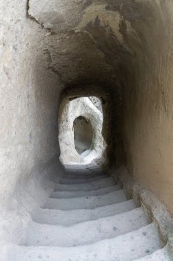 Mağaranın içindeki taş merdiven. Vardzia bir mağara manastırı, eski bir kaya oyması.