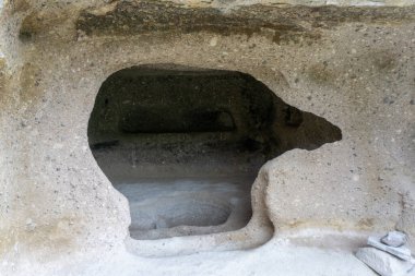 Mağaranın yakın görüntüsü. Vardzia bir mağara manastırı, eski bir kaya oyması.