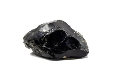 Çiğ siyah mineral obsidiyan, izole yüzeyde kaya camı. Katmanlar, kenarlar ve çatlaklar görünür.