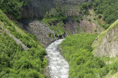 Kayadan akan küçük şelaleler Terek Nehri 'ne akar. Dağların arasında boğaz