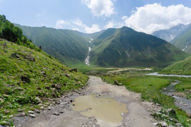 Terek Nehri Vadisi, çamurlu toprak yol. Dağlar ve tepeler