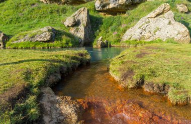 Abano Gölü 'ne mineral pınarı akar. Gölün tuzun ve masmavi renginin kahverengi kırmızı rengi