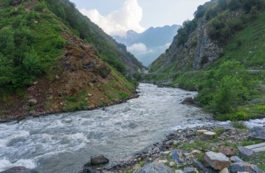 Truso vadisindeki hızlı Terek nehri dağların arasında.