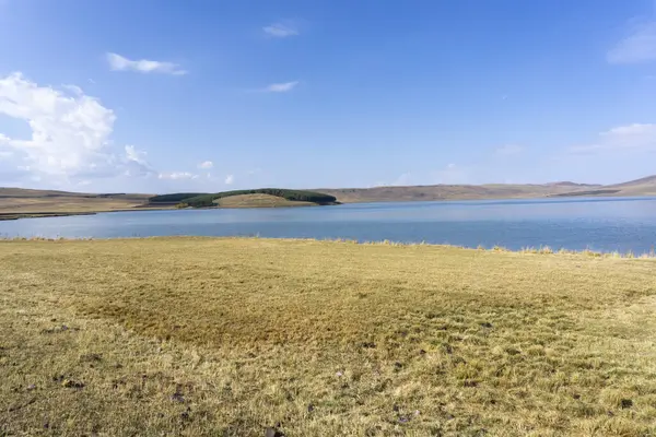 Saghamo Gölü manzarası, tarım arazileri ve tepeler. Sonbaharın altın rengi.