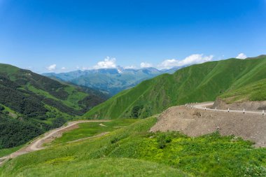 Datvisjvari geçidine giden dağ yolu. Chaukhi Dağları manzarası.