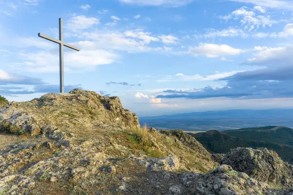 stock image Iron cross on the mountain near the Kojori fortress. Blue sky with clouds