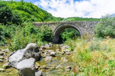 Chivchava nehri boyunca kemerli eski taş köprü. Suda büyük taşlar var. Samshvilde, Georgia
