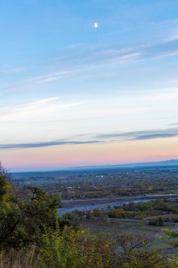 Gün batımında Alazani Vadisi. Duruji Nehri yatağı görünür. Parlak renkler ve ay