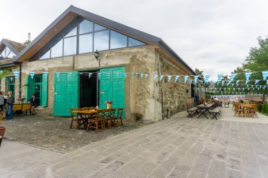 Eski Alman köyünde bayramın başlangıcı. Restoranın dış alanı. Oktoberfest. 22 Eylül 2024. Asureti Georgia.
