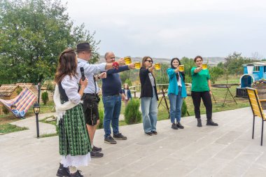 Bira Bardağı Tutma Oyunu. Oktoberfest. 22 Eylül 2024. Asureti. Georgia.