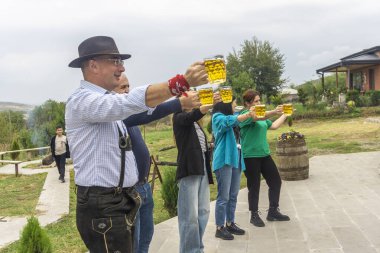 Bira Bardağı Tutma Yarışması. Oktoberfest. 22 Eylül 2024. Asureti. Georgia.