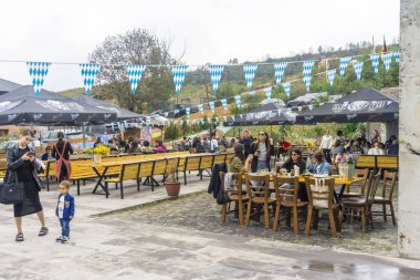 Eski Alman köyünde bayramın başlangıcı. Restoranın dış alanı. Oktoberfest. 22 Eylül 2024. Asureti Georgia.