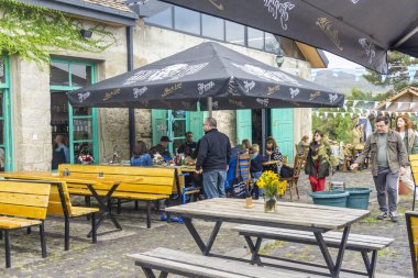 Eski Alman köyünde bayramın başlangıcı. Restoranın dış alanı. Oktoberfest. 22 Eylül 2024. Asureti Georgia.